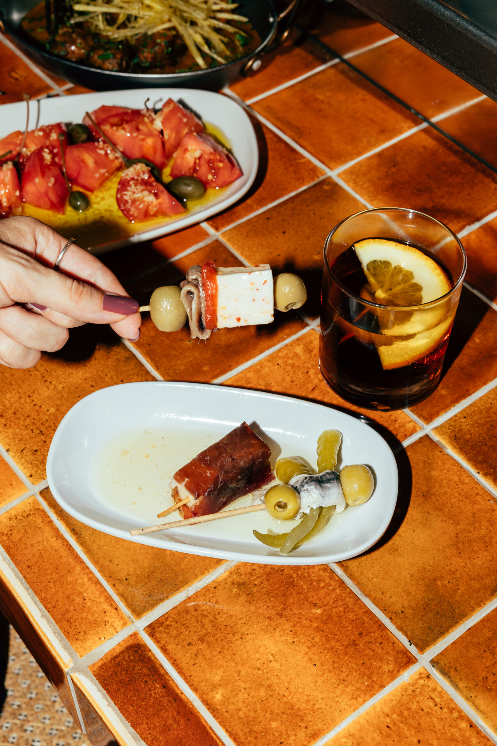 Mesa con platos de Teodora